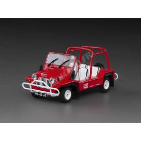 MINI MOKE VOITURE A LOUER MACAO ROUGE AVEC 2 FIGURINES ET UN PANNEAU ROUTIER DE MACAO