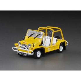 MINI MOKE VOITURE A LOUER MACAO JAUNE AVEC 2 FIGURINES ET UN PANNEAU ROUTIER DE MACAO