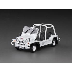 MINI MOKE VOITURE A LOUER MACAO BLANC AVEC 2 FIGURINES ET UN PANNEAU ROUTIER DE MACAO