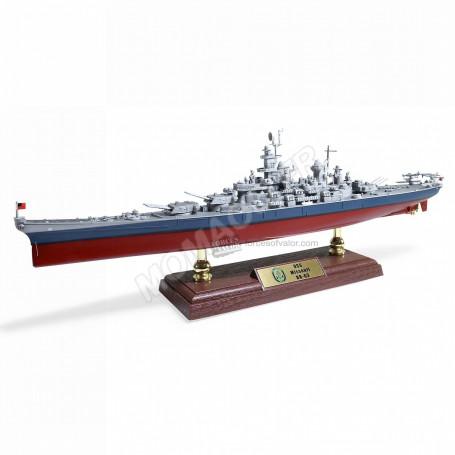 CUIRASSE AMERICAIN USS MISSOURI (BB-63) CLASSE IOWA "US NAVY" "BATTAILLE OKINAWA - PACIFIC" 1944 (AVEC COQUE ET SOCLE)