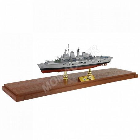 PORTE-AVIONS LEGER ANGLAIS HMS INVICIBLE (R05) "ROYAL NAVY" FALKLAND ISLAND 1982 (AVEC COQUE ET SOCLE)