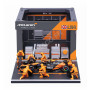 SET PIT STOP : FIGURINES MECANICIENS AVEC STAND ET ACCESSOIRES MC LAREN NORRIS
