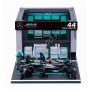 SET PIT STOP : FIGURINES MECANICIENS AVEC STAND ET ACCESSOIRES MERCEDES-BENZ AMG HAMILTON