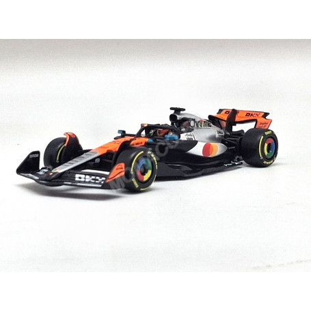 MCLAREN F1 MCL39 TEAM MCLAREN 81 OSCAR PIASTRI GRAND PRIX DE SILVERSTONE 2025 (PACKAGING PREMIUM AVEC CASQUE)